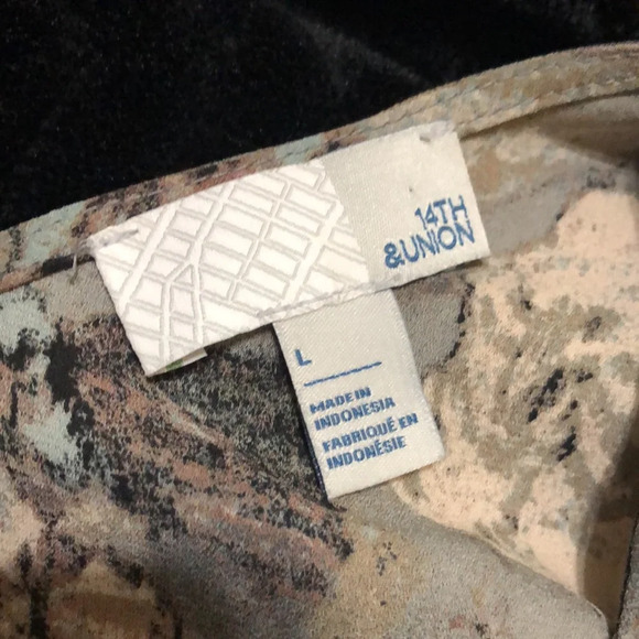 14th & Union Cold Shoulder Top - Picture 7 of 9